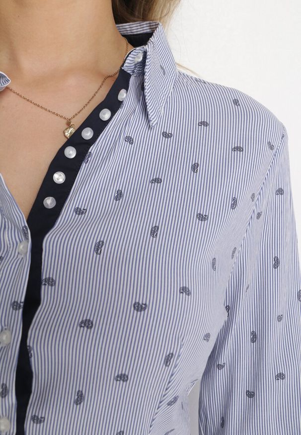 Born2be - Niebieska Koszula z Drobnym Nadrukiem Zapinana na Guziki z Klasycznym Kołnierzykiem Lotta. Typ kołnierza: kołnierzyk klasyczny. Kolor: niebieski. Wzór: nadruk. Styl: klasyczny