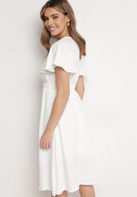 Born2be - Biała Sukienka Rozkloszowana Midi z Kopertowym Dekoltem Mirenal. Okazja: na co dzień. Typ kołnierza: dekolt w kształcie V. Kolor: biały. Materiał: tkanina. Sezon: lato. Typ sukienki: kopertowe. Styl: casual, elegancki. Długość: midi #3