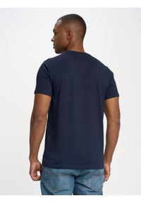 Big-Star - Koszulka męska z kieszonką granatowa Carbon 403. Okazja: na co dzień. Kolor: niebieski. Materiał: jeans, bawełna. Wzór: aplikacja. Styl: klasyczny, casual, elegancki #5