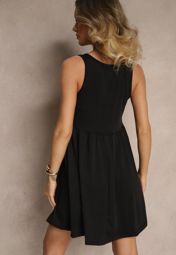 Renee - Czarna Rozkloszowana Sukienka na Szerokich Ramiączkach Zdobiona Guzikami Jenandria. Okazja: na co dzień. Kolor: czarny. Długość rękawa: na ramiączkach. Wzór: aplikacja. Typ sukienki: oversize. Styl: casual, klasyczny