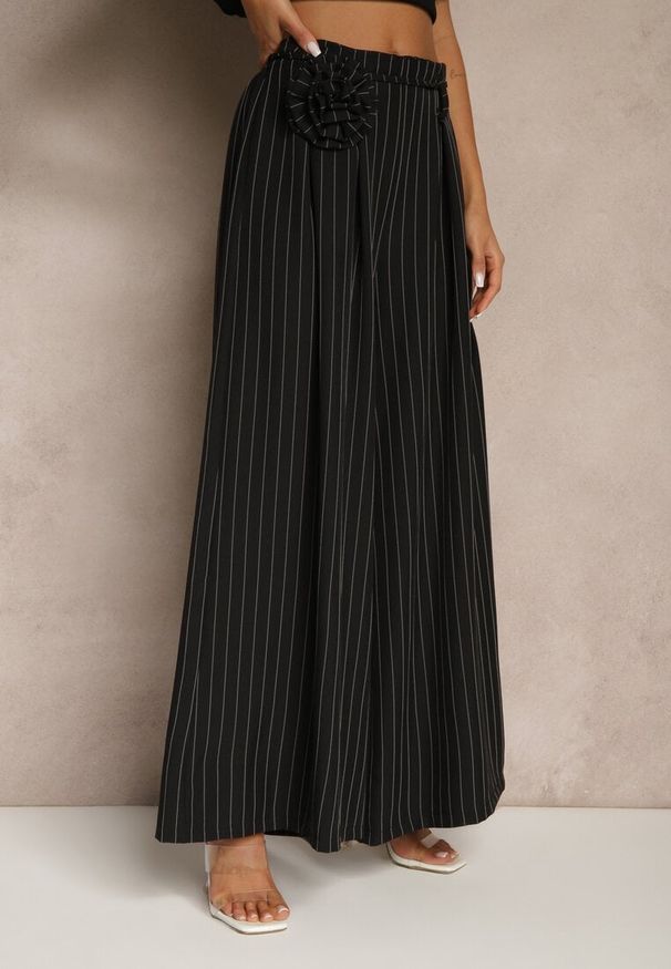 Renee - Czarne Spodnie Palazzo High Waist Ozdobione Broszką Kwiatem Folassea. Stan: podwyższony. Kolor: czarny. Wzór: aplikacja, kwiaty