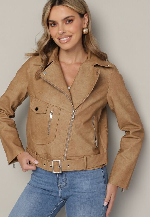 Born2be - Ciemnobeżowa Kurtka Ramoneska z Kieszeniami i Paskiem z Klamrą Polvila. Okazja: na co dzień. Kolor: beżowy. Materiał: jeans. Długość rękawa: długi rękaw. Długość: długie. Styl: rockowy, casual, klasyczny, elegancki