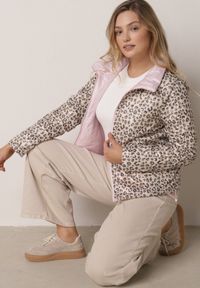 Born2be - Różowa Dwustronna Kurtka Pikowana Ozdobiona Naszywką i Panterką Nemopis. Okazja: na co dzień. Kolor: różowy. Materiał: jeans. Wzór: motyw zwierzęcy, aplikacja. Styl: casual #4