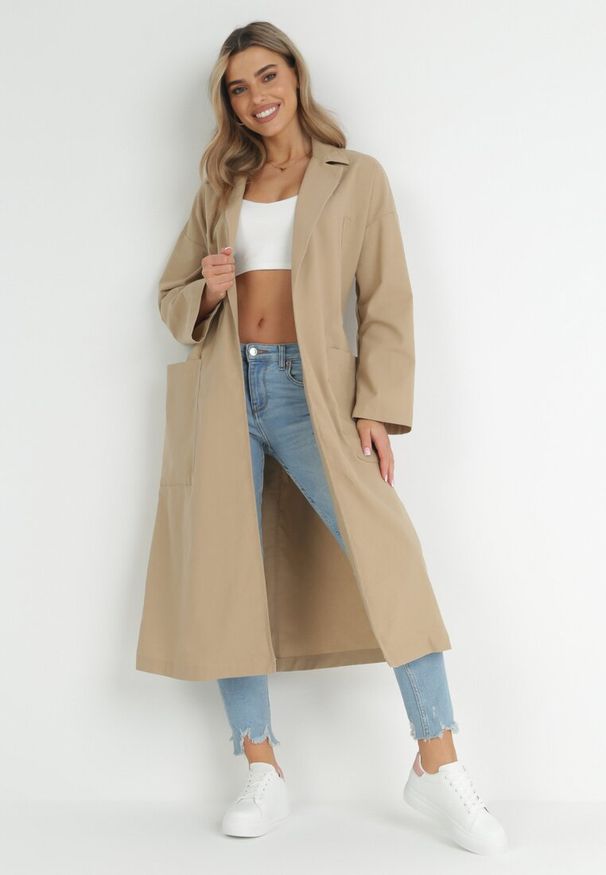 Born2be - Beżowy Płaszcz Oversize z Wiązanym Paskiem Ziyanna. Kolor: beżowy. Materiał: materiał. Długość: długie. Wzór: aplikacja