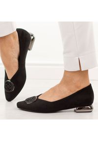 POTOCKI - Czarne baleriny damskie na obcasie Potocki 12808. Okazja: na co dzień. Kolor: czarny. Szerokość cholewki: normalna. Wzór: aplikacja. Materiał: zamsz. Sezon: wiosna, jesień, lato. Obcas: na obcasie. Styl: casual, elegancki, klasyczny, wizytowy. Wysokość obcasa: niski #1