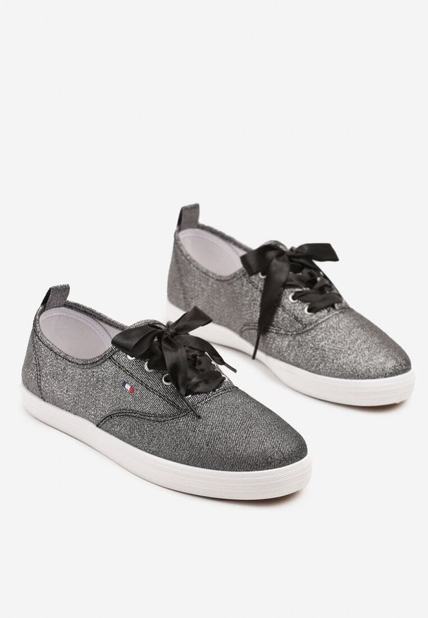 Born2be - Czarne Tenisówki z Brokatem ze Sznurówkami Typu Wstążka Paldora. Okazja: na co dzień. Zapięcie: sznurówki. Kolor: czarny. Materiał: jeans, skóra. Wzór: aplikacja. Styl: wizytowy, elegancki, casual