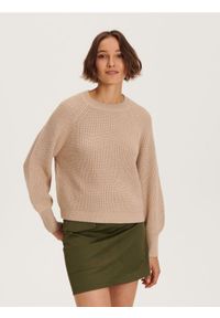 Reserved - Gładki sweter - beżowy. Kolor: beżowy. Materiał: dzianina. Wzór: gładki