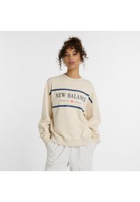 Bluza damska New Balance WT51923LIN – beżowa. Kolor: beżowy. Materiał: bawełna, materiał, prążkowany, dresówka. Wzór: aplikacja, napisy. Styl: klasyczny
