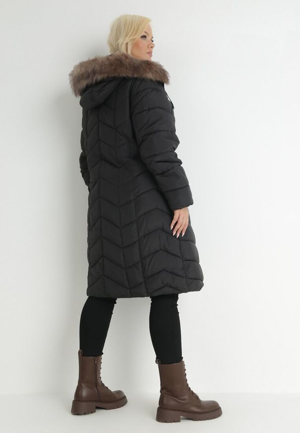 Born2be - Czarna Kurtka Pikowana z Futerkiem Izefia. Okazja: na co dzień. Kolekcja: plus size. Kolor: czarny. Materiał: futro. Długość rękawa: długi rękaw. Długość: długie. Wzór: aplikacja. Styl: elegancki, casual
