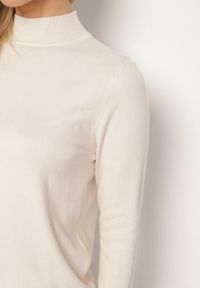 Born2be - Jasnobeżowy Gładki Sweter z Półgolfem w Stylu Casual Unallia. Okazja: na co dzień. Kolor: beżowy. Materiał: jeans. Długość rękawa: długi rękaw. Długość: długie. Wzór: gładki. Styl: casual #5