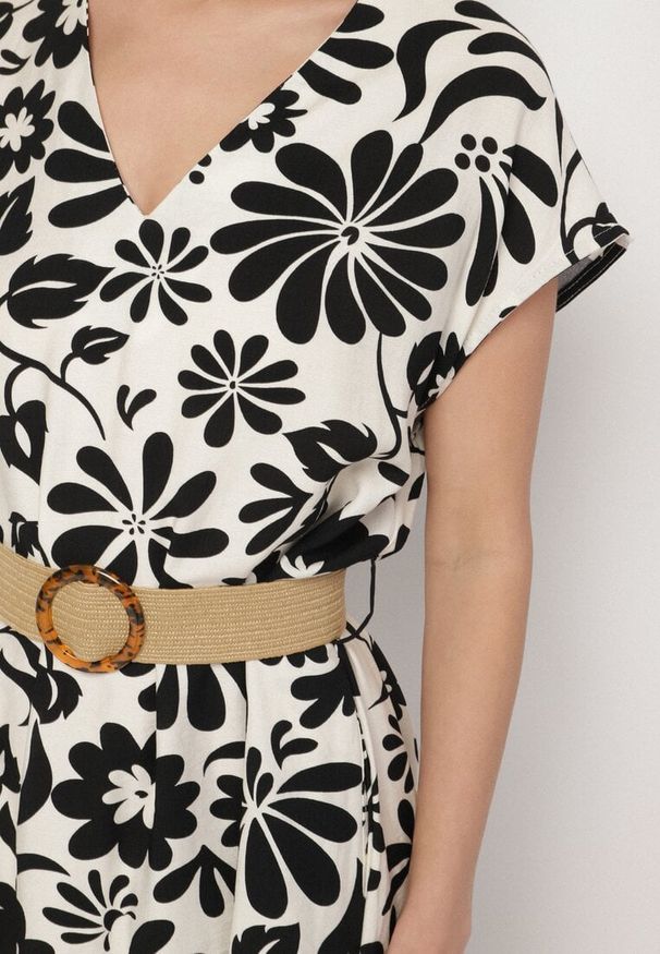 Born2be - Czarna Wiskozowa Sukienka o Rozkloszowanym Kroju z Ozdobnym Paskiem z Klamrą Zarolena. Okazja: na spacer, na imprezę, na co dzień. Typ kołnierza: dekolt w kształcie V. Kolor: czarny. Materiał: wiskoza. Sezon: lato. Typ sukienki: rozkloszowane. Styl: casual, elegancki