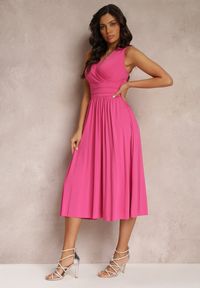Renee - Fuksjowa Sukienka z Kopertowym Dekoltem i Plisowanym Dołem Anamarie. Kolor: różowy. Długość rękawa: bez rękawów. Typ sukienki: kopertowe. Długość: midi #1