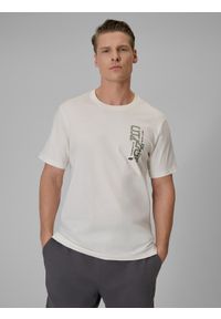 4f - 4F T-shirt regular z nadrukiem męski - beżowy XXL. Okazja: na spacer, na co dzień. Kolor: beżowy. Materiał: bawełna, dzianina. Wzór: nadruk. Styl: casual #1