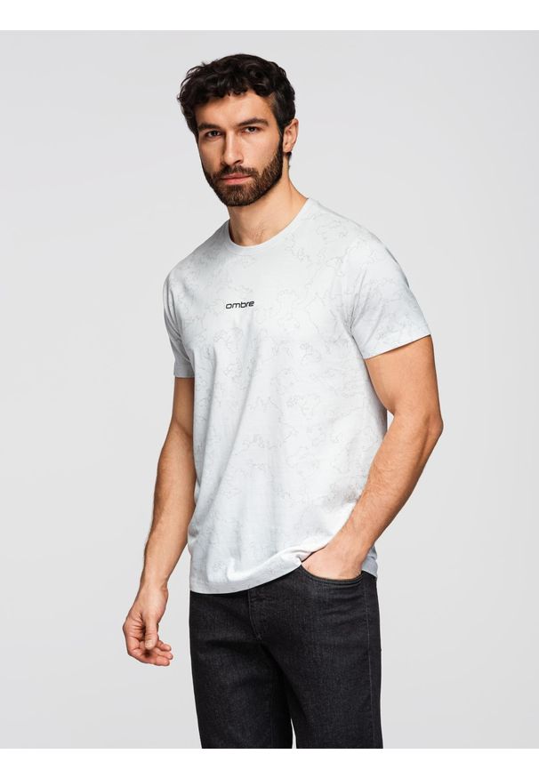 Ombre Clothing - Męska koszulka bawełniana z nadrukiem na całej powierzchni i "ombre" na klatce piersiowej - biała V2 - Rozmiar: S. Okazja: na co dzień. Kolor: biały. Materiał: bawełna. Długość rękawa: krótki rękaw. Długość: krótkie. Wzór: nadruk. Styl: casual