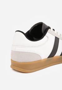 Born2be - Biało-Czarne Sneakersy Typu Kultowe Tenisówki z Ozdobnymi Przeszyciami Selfia. Okazja: na co dzień. Kolor: biały. Materiał: jeans. Obcas: na płaskiej podeszwie #3