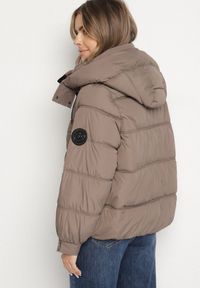 Born2be - Ciemnobeżowa Kurtka Puffer o Fasonie Oversize z Kapturem i Naszywką Azirva. Okazja: na co dzień. Typ kołnierza: kaptur. Kolor: beżowy. Materiał: dzianina. Wzór: aplikacja. Styl: sportowy, casual #7