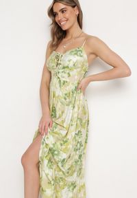 Born2be - Zielona Sukienka z Wiskozy i Bawełny Rozkloszowana w Kwiatowy Print z Ozdobnym Wiązaniem Wiama. Okazja: na co dzień. Kolor: zielony. Materiał: bawełna, wiskoza. Wzór: nadruk, kwiaty. Typ sukienki: rozkloszowane. Styl: casual, elegancki #6