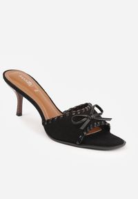 Renee - Czarne Klapki Peep Toe na Szpilce Zdobione Przeszyciami i Kokardką Charvienne. Okazja: na co dzień. Nosek buta: otwarty. Kolor: czarny. Wzór: aplikacja. Sezon: lato. Obcas: na szpilce. Styl: casual, retro, elegancki #3