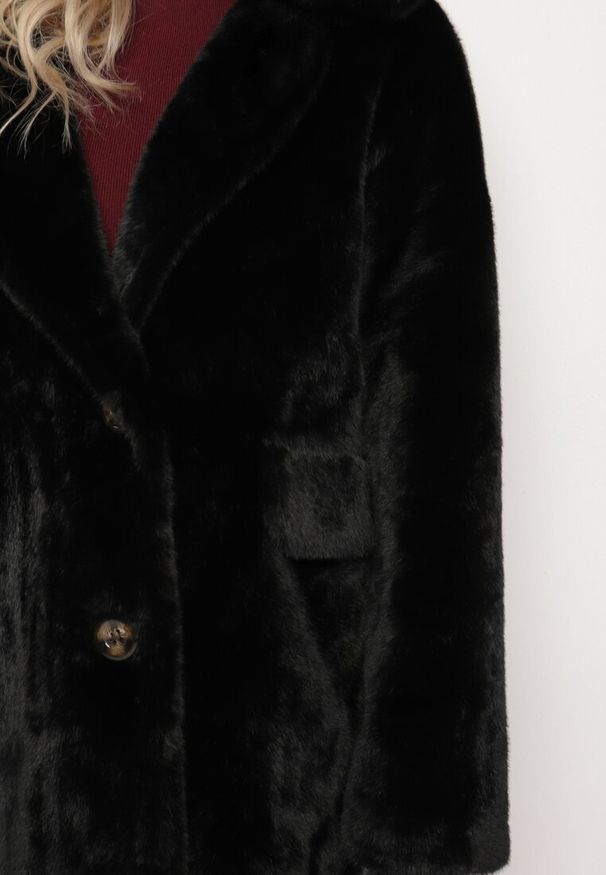 Born2be - Czarny Futrzany Płaszcz Jednorzędowy z Kieszeniami Zapinany na Guziki Parilda. Okazja: na co dzień. Kolor: czarny. Materiał: futro. Sezon: zima. Styl: elegancki, casual