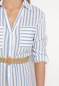 Born2be - Biało-Niebieska Jasna Sukienka Midi w Koszulowym Stylu z Lnem i Paskiem z Klamrą Egogia. Okazja: na co dzień. Kolor: biały. Materiał: len. Długość rękawa: długi rękaw. Wzór: aplikacja. Typ sukienki: koszulowe. Styl: casual, elegancki, klasyczny. Długość: midi #4