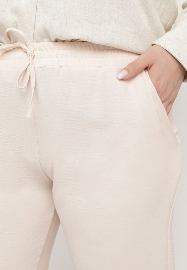Born2be - Jasnobeżowe Casualowe Spodnie z Elastyczną Gumką w Pasie z Wsuwanymi Kieszeniami Mousesa. Okazja: na co dzień. Kolor: beżowy. Materiał: tkanina. Sezon: lato. Styl: casual