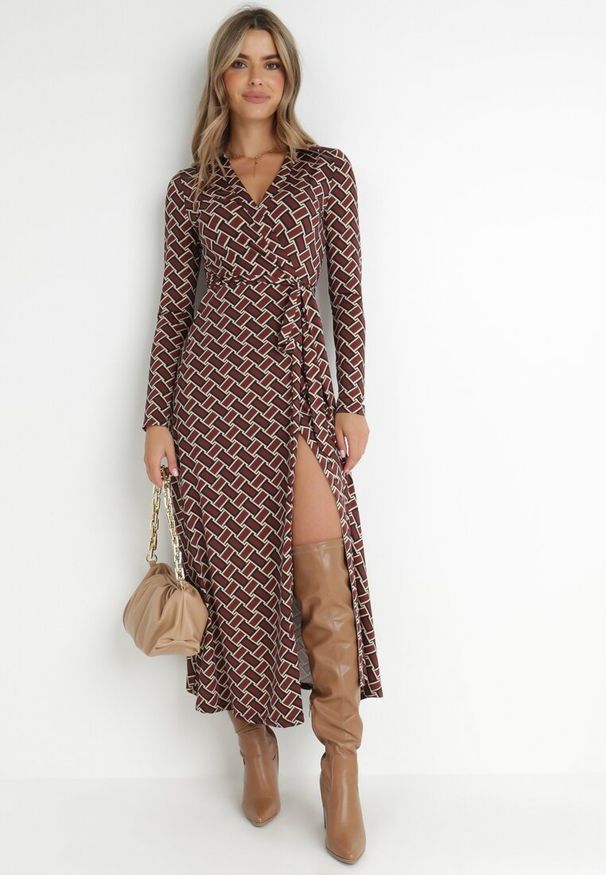 Born2be - Ciemnobrązowa Sukienka Kopertowa Thrasise. Kolor: brązowy. Materiał: materiał, dzianina. Wzór: geometria. Sezon: zima, jesień. Typ sukienki: kopertowe. Styl: klasyczny. Długość: maxi