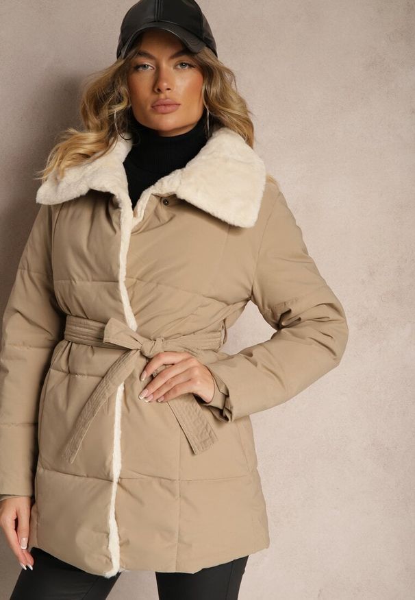 Renee - Ciemnobeżowa Kurtka z Pikowanymi Przeszyciami i Futrzanym Kołnierzem Wiązana w Talii Attelira. Okazja: na co dzień. Kolor: beżowy. Materiał: futro. Styl: wizytowy, casual, elegancki