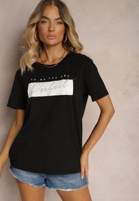 Renee - Czarny T-shirt z Bawełny Ozdobiony Cyrkoniowym Napisem Olfea. Okazja: na co dzień. Kolor: czarny. Materiał: bawełna. Wzór: napisy, aplikacja. Styl: casual, wizytowy, elegancki #5