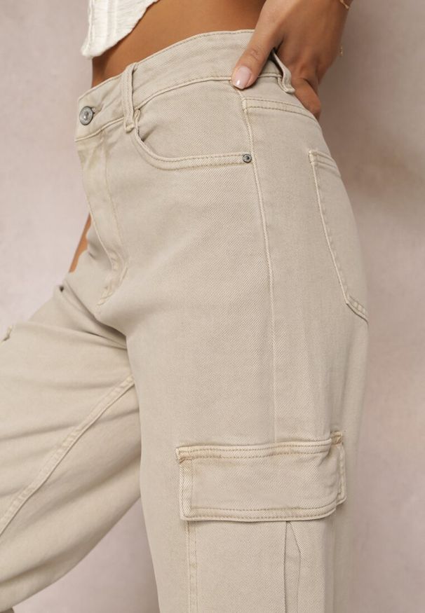 Renee - Ciemnobeżowe Jeansy Cargo High Waist z Kieszeniami Anora. Stan: podwyższony. Kolor: beżowy. Wzór: aplikacja