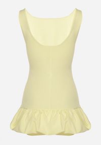 Born2be - Żółty Taliowany Kombinezon Ozdobiony Falbanką Semiriela. Okazja: na co dzień. Kolor: żółty. Wzór: aplikacja. Styl: casual, klasyczny #2