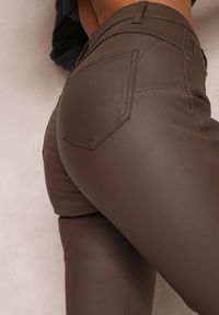 Renee - Brązowe Spodnie Skinny z Ekoskóry Operwena. Kolor: brązowy