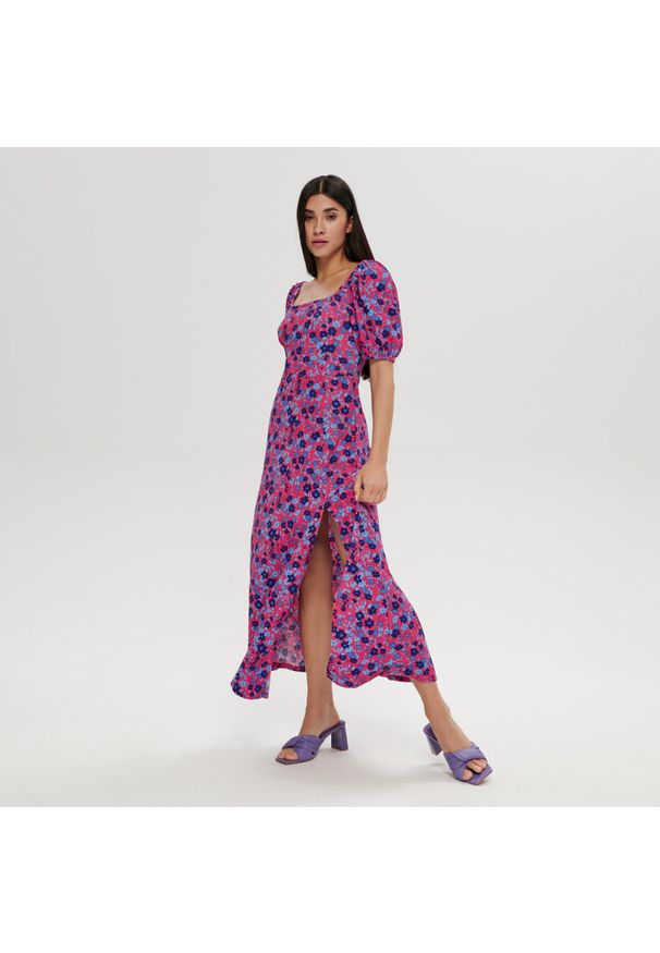 Sinsay - Sukienka maxi w kwiaty - Niebieski. Kolor: niebieski. Wzór: kwiaty. Długość: maxi