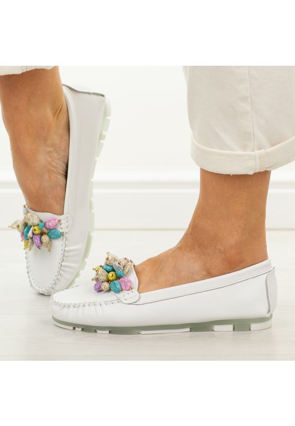 Białe skórzane mokasyny damskie Filippo Dp7809/26. Okazja: na co dzień. Nosek buta: okrągły. Kolor: biały. Szerokość cholewki: normalna. Wzór: kolorowy, aplikacja. Materiał: skóra. Sezon: wiosna, lato. Obcas: na obcasie. Styl: casual, elegancki