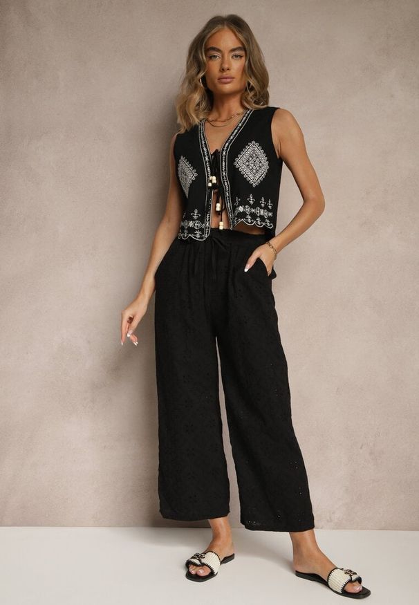 Renee - Czarne Spodnie High Waist z Bawełnianej Tkaniny Zdobionej Haftem Mevirona. Okazja: na co dzień. Stan: podwyższony. Kolor: czarny. Materiał: bawełna, tkanina. Wzór: haft, aplikacja. Styl: casual, elegancki
