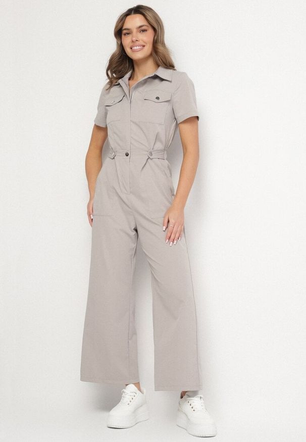 Born2be - Szary Kombinezon na Krótki Rękaw z Kołnierzykiem i Szeroką Nogawką Jenanisela. Okazja: na co dzień. Kolor: szary. Długość rękawa: krótki rękaw. Długość: krótkie. Styl: elegancki, casual