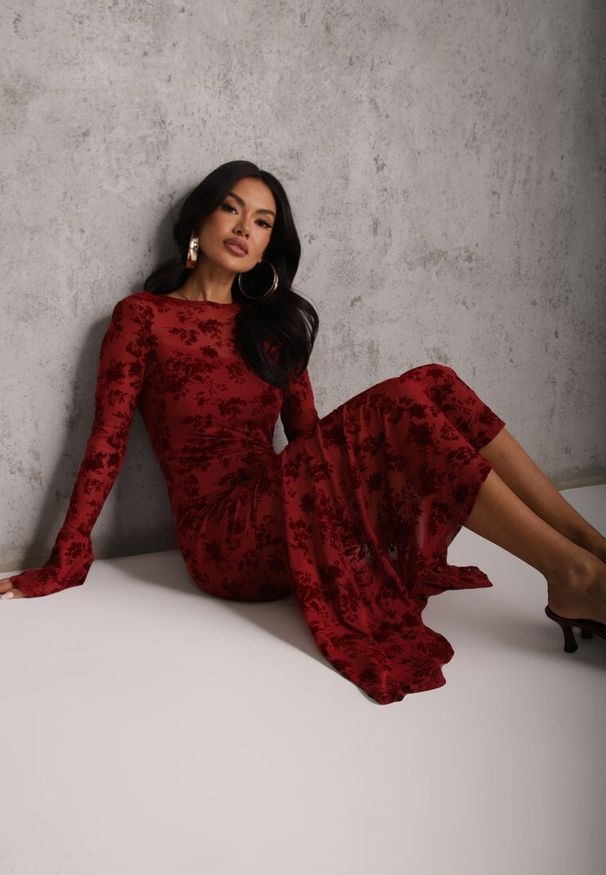 Renee - Czerwona Wieczorowa Sukienka VICES z Siateczki z Kwiatowym Wzorem z Weluru Azinene. Kolor: czerwony. Materiał: welur. Wzór: kwiaty. Typ sukienki: oversize. Styl: wizytowy