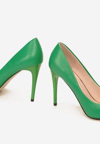 Renee - Zielone Szpilki Spellino. Nosek buta: szpiczasty. Zapięcie: bez zapięcia. Kolor: zielony. Szerokość cholewki: normalna. Obcas: na szpilce. Styl: klasyczny. Wysokość obcasa: wysoki #2
