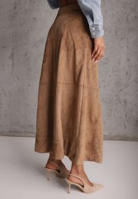 Renee - Beżowa Gładka Spódnica z Imitacji Zamszu o Rozkloszowanym Kroju Nettia. Kolor: beżowy. Materiał: zamsz. Wzór: gładki #5
