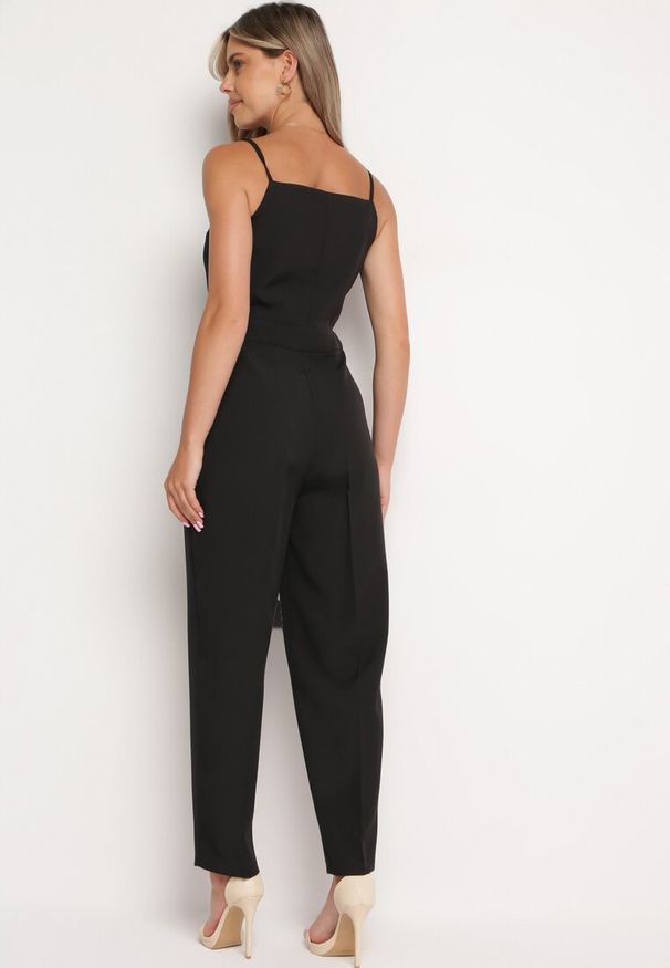 Born2be - Czarny Kombinezon na Cienkich Ramiączkach z Kwadratowym Dekoltem Dimosies. Okazja: na co dzień. Kolor: czarny. Materiał: skóra. Długość rękawa: na ramiączkach. Długość: długie. Styl: elegancki, casual