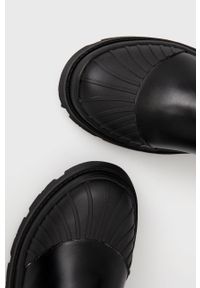 Truffle Collection Kozaki damskie kolor czarny na platformie. Nosek buta: okrągły. Kolor: czarny. Materiał: guma. Szerokość cholewki: normalna. Obcas: na platformie #5