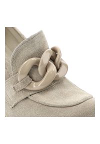 Beżowe Półbuty Carinii Damskie Eleganckie Buty. Okazja: do pracy, na spotkanie biznesowe. Zapięcie: bez zapięcia. Kolor: beżowy. Materiał: zamsz, skóra. Szerokość cholewki: normalna. Obcas: na obcasie. Styl: elegancki. Wysokość obcasa: średni #5