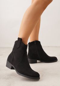 Renee - Czarne Ażurowe Botki na Słupku Typu Kowbojki Iolerine. Okazja: na co dzień. Kolor: czarny. Materiał: jeans. Wzór: ażurowy. Obcas: na słupku. Styl: casual #1