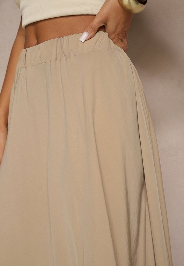 Renee - Ciemnobeżowa Spódnica z Wiskozą o Rozkloszowanym Kroju Addlia. Okazja: na co dzień. Kolor: beżowy. Materiał: wiskoza. Styl: elegancki, casual