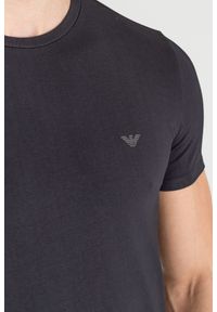 Czarny t-shirt Emporio Armani z aplikacją marki. Kolor: czarny. Wzór: aplikacja