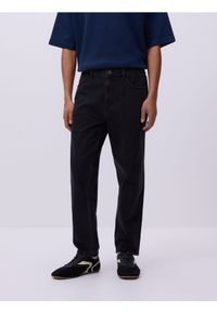 Reserved - Jeansy carrot z efektem sprania - czarny. Kolor: czarny