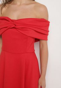 Born2be - Czerwona Rozkloszowana Sukienka z Odsłoniętymi Ramionami i Drapowaniem Odilene. Okazja: na imprezę. Kolor: czerwony. Sezon: lato. Typ sukienki: z odkrytymi ramionami. Styl: elegancki #2
