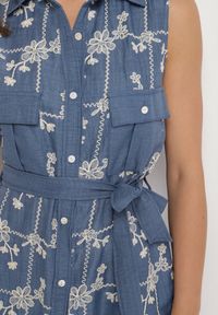 Born2be - Niebieska Sukienka Bez Rękawów o Koszulowym Kroju z Paskiem Zdobiona Haftem Fodarela. Okazja: na co dzień. Kolor: niebieski. Długość rękawa: bez rękawów. Wzór: aplikacja, haft. Sezon: lato. Typ sukienki: koszulowe. Styl: klasyczny, casual, elegancki #5