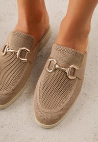 Renee - Ciemnobeżowe Klapki Mule Ozdobione Klamrą Peromela. Okazja: na co dzień. Kolor: beżowy. Materiał: dzianina. Wzór: aplikacja. Styl: elegancki, casual #6