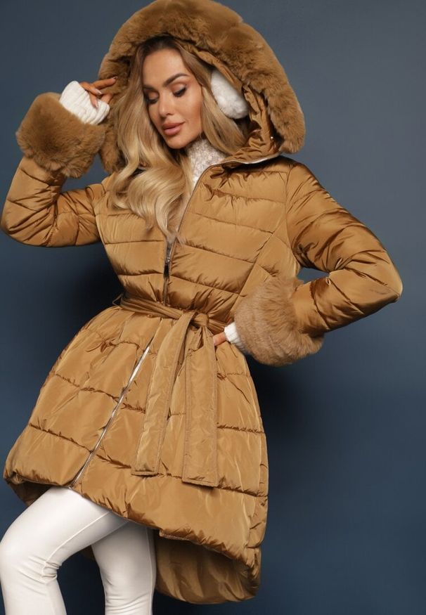 Renee - Brązowa Kurtka Pikowana z Futerkiem Pasilinai. Kolor: brązowy. Materiał: futro. Długość rękawa: długi rękaw. Długość: długie. Sezon: zima, jesień