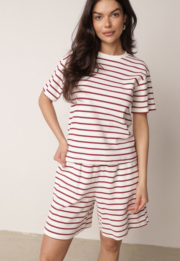 Born2be - Czerwono-Białe Bawełniane Szorty w Paski z Wysokim Stanem w Stylu Casual Naunea. Okazja: na co dzień. Stan: podwyższony. Kolor: czerwony. Materiał: bawełna. Długość: długie. Wzór: paski. Sezon: lato. Styl: casual
